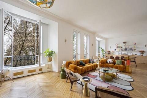 4 bedroom apartment, 1 Rue Buenos-Ayres, France