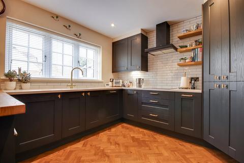 6 Belmore Road, Lymington, SO41 3NT