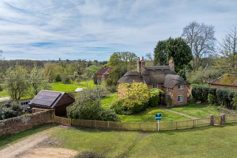 4 bedroom cottage for sale, Beaulieu Road, Lyndhurst, SO43