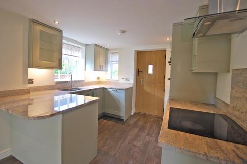 3 bedroom detached house to rent, Chester Road, Woodford,