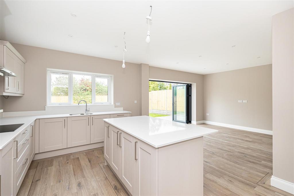 Parkway Drive, Bournemouth BH8 4 bed detached house for sale £830,000