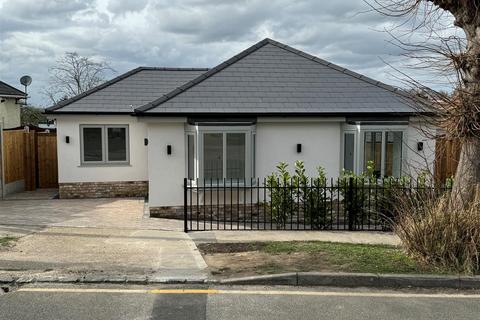 1 bedroom detached bungalow for sale - Link Road, Rayleigh