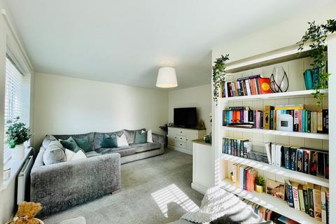 3 bedroom semi-detached house for sale - Lithgows Avenue, Brooklands, Milton Keynes, MK10