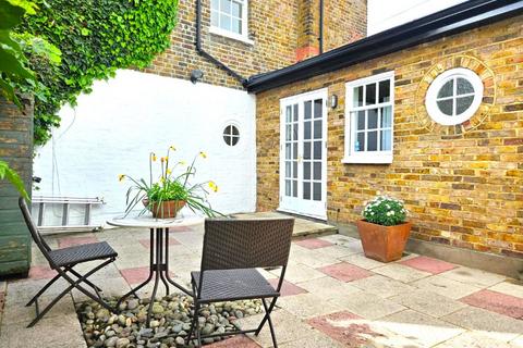 2 bedroom detached house for sale, Mayleigh Cottage, 2/3 double beds, off Twickenham Green