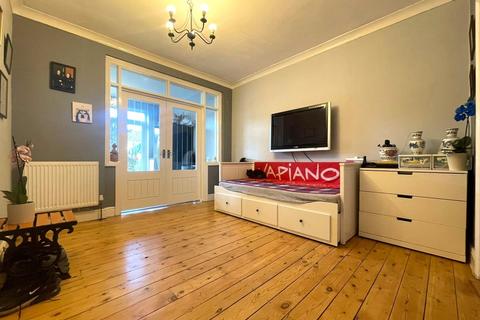 3 bedroom terraced house for sale, Brockham Drive, Gants Hill, IG2 6QW