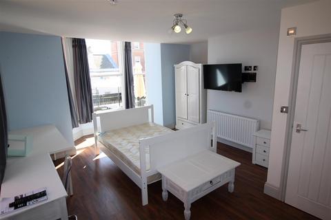 6 bedroom flat to rent, *£125pppw Excluding Bills* Derby Road, Nottingham, NG7 1LR