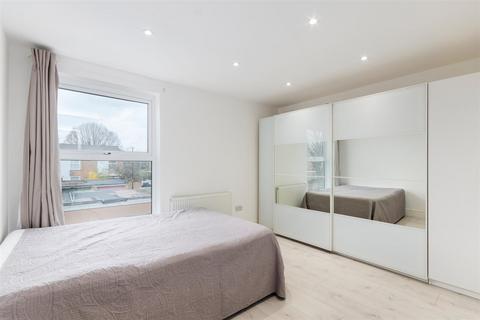24 Willmore End, London, SW19 3DF