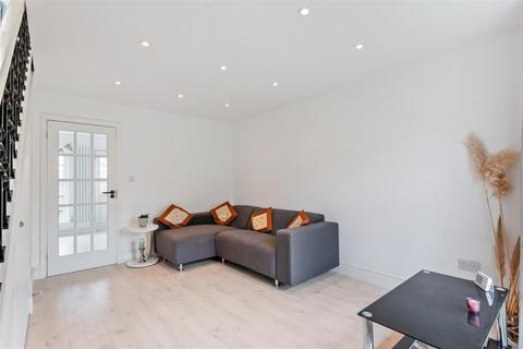 24 Willmore End, London, SW19 3DF