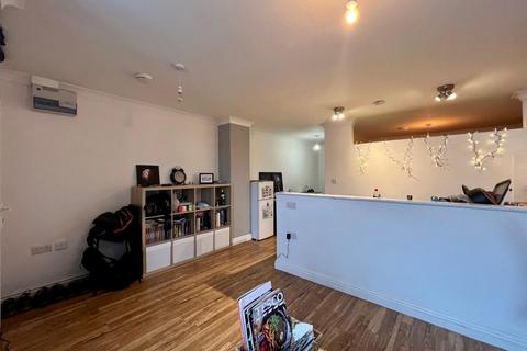 Flat 1b, 27 High Street, Cam, Dursley, GL11 5LA