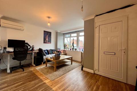 Flat 1b, 27 High Street, Cam, Dursley, GL11 5LA