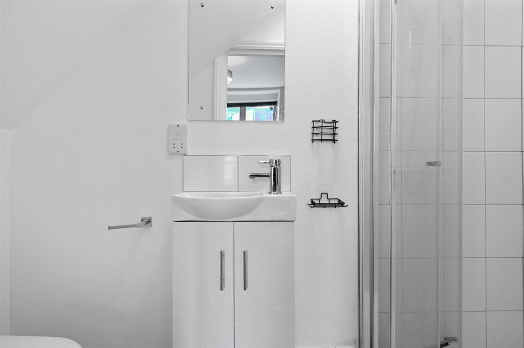 BCLR - RGF 118 Mill Lane - Ensuite Bedroom 1 (4).j
