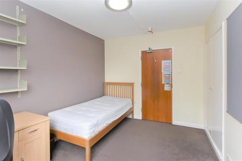 1 bedroom private hall to rent - Room 37 Martindale Court