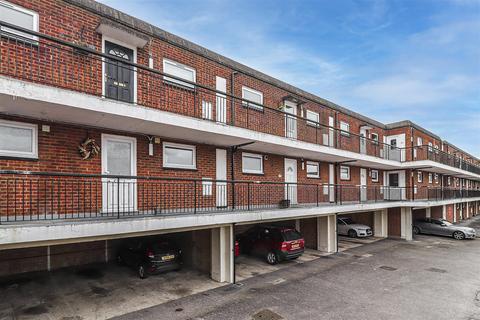 1 bedroom flat for sale, Chaucer Court, Chaucer Way, Hoddesdon