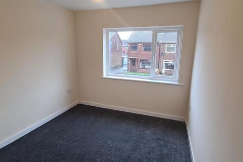 3 bedroom semi-detached house to rent, Central Avenue, Manchester M46