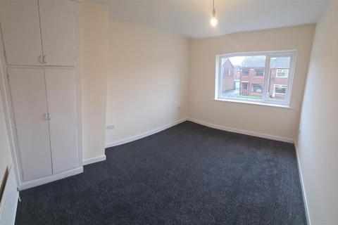 3 bedroom semi-detached house to rent, Central Avenue, Manchester M46