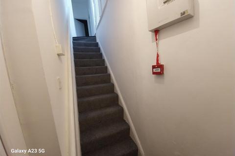 3 bedroom flat to rent - Leicester Road, Salford