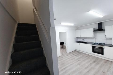 3 bedroom flat to rent - Leicester Road, Salford