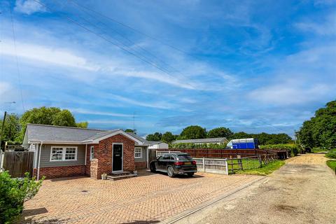 2 bedroom detached bungalow for sale, Scalby Road, Southminster