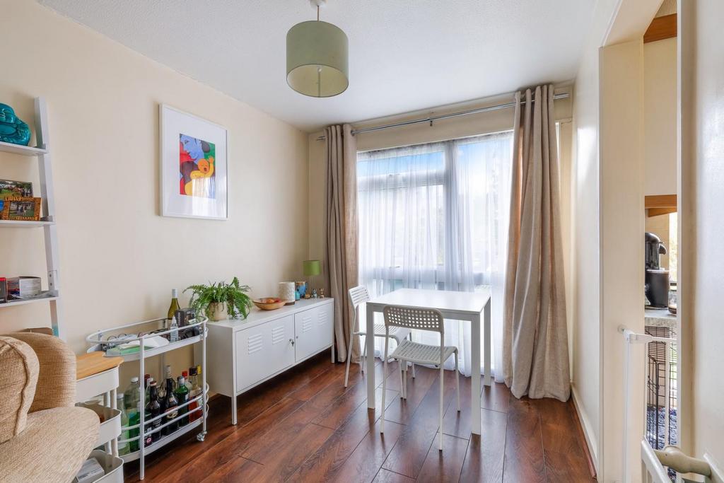 Larch crescent