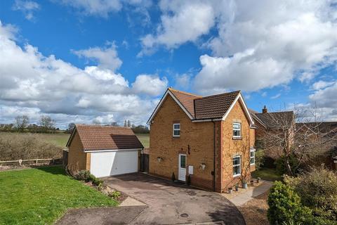 4 bedroom detached house for sale - Swift Close, Aylesbury HP19