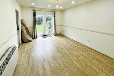 2 bedroom flat to rent - Littlebrook Avenue, Burnham