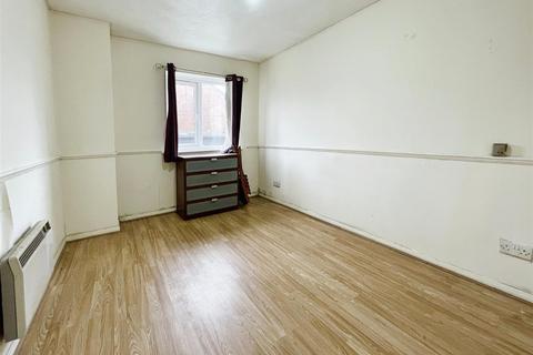 2 bedroom flat to rent - Littlebrook Avenue, Burnham