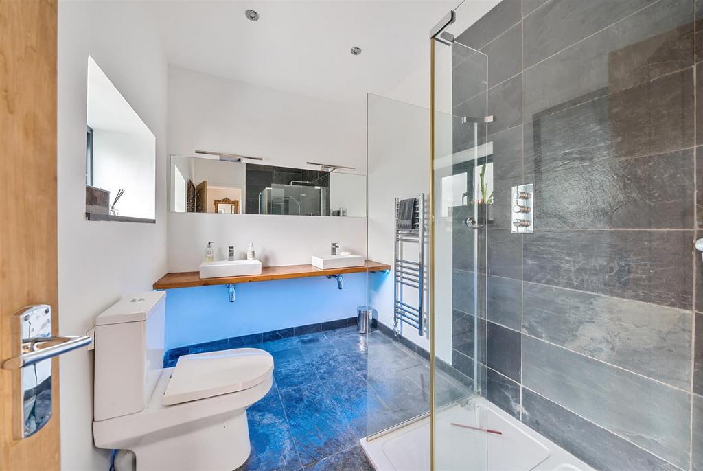 Bedroom 5 ensuite