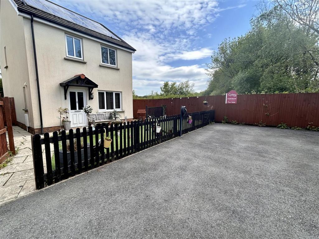 Clos Gwili, Cwmgwili, Llanelli 3 bed detached house £229,950