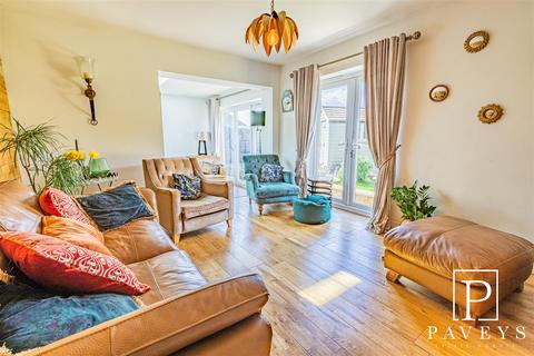 4 bedroom chalet for sale - The Close, Frinton-On-Sea