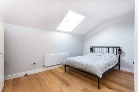 2 bedroom apartment to rent, Wandsworth Road, London