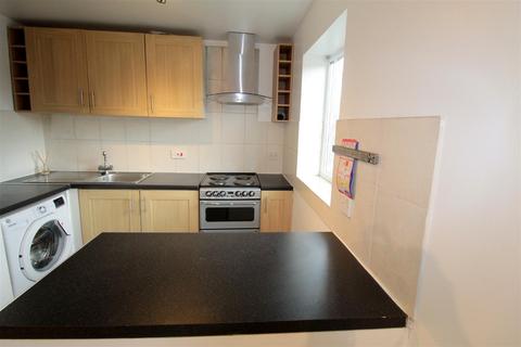 1 bedroom apartment to rent, Wakefield Close, Byfleet, Surrey