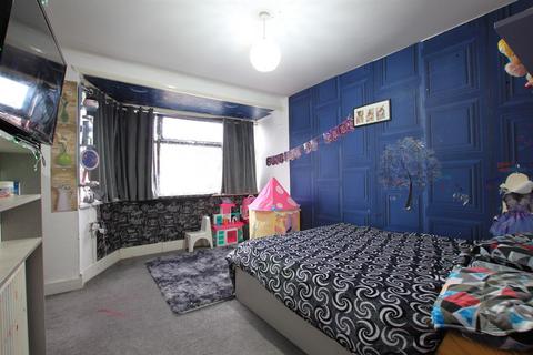 2 bedroom semi-detached house for sale, Saxon Avenue, Feltham TW13