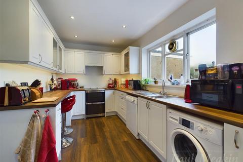 3 bedroom semi-detached house for sale - Wolsey Crescent, New Addington, Croydon