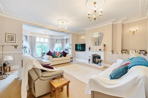 3 bedroom flat for sale, Eyhurst Park Outwood Lane, Kingswood