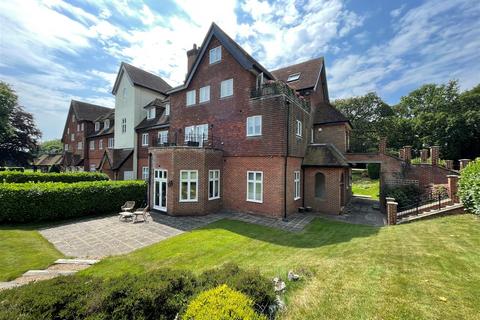 3 bedroom flat for sale, Eyhurst Park Outwood Lane, Kingswood