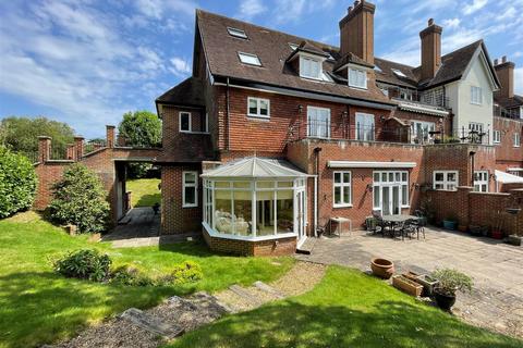 3 bedroom flat for sale, Eyhurst Park Outwood Lane, Kingswood