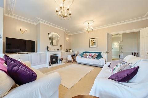 Flat 1, The Pavilion Eyhurst Park, Kingswood, Tadworth, KT20 6JP