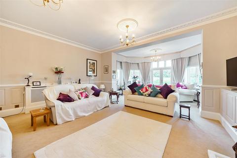 Flat 1, The Pavilion Eyhurst Park, Kingswood, Tadworth, KT20 6JP