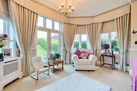 Flat 1, The Pavilion Eyhurst Park, Kingswood, Tadworth, KT20 6JP