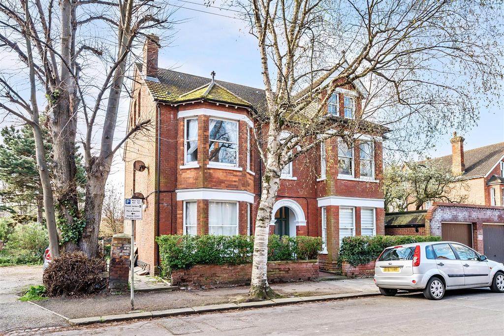 39 Waterloo Road, Bedford 2 bed flat £225,000
