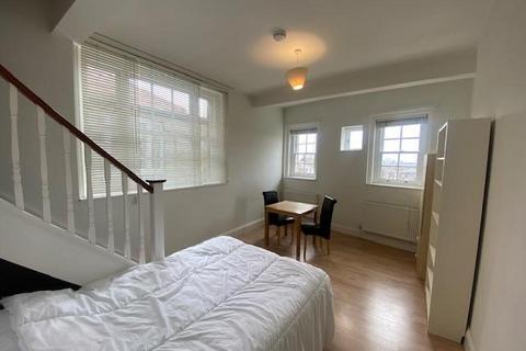 Studio to rent, Finchley Road, South Hampstead, London