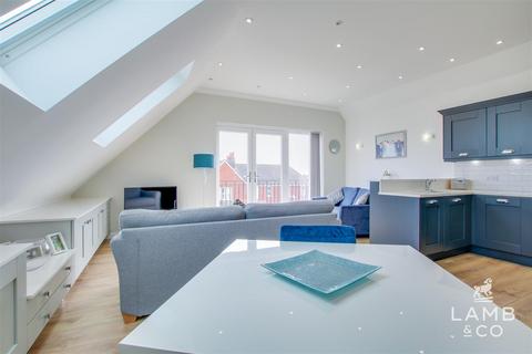 2 bedroom flat for sale - Harold Road, Frinton-On-Sea CO13