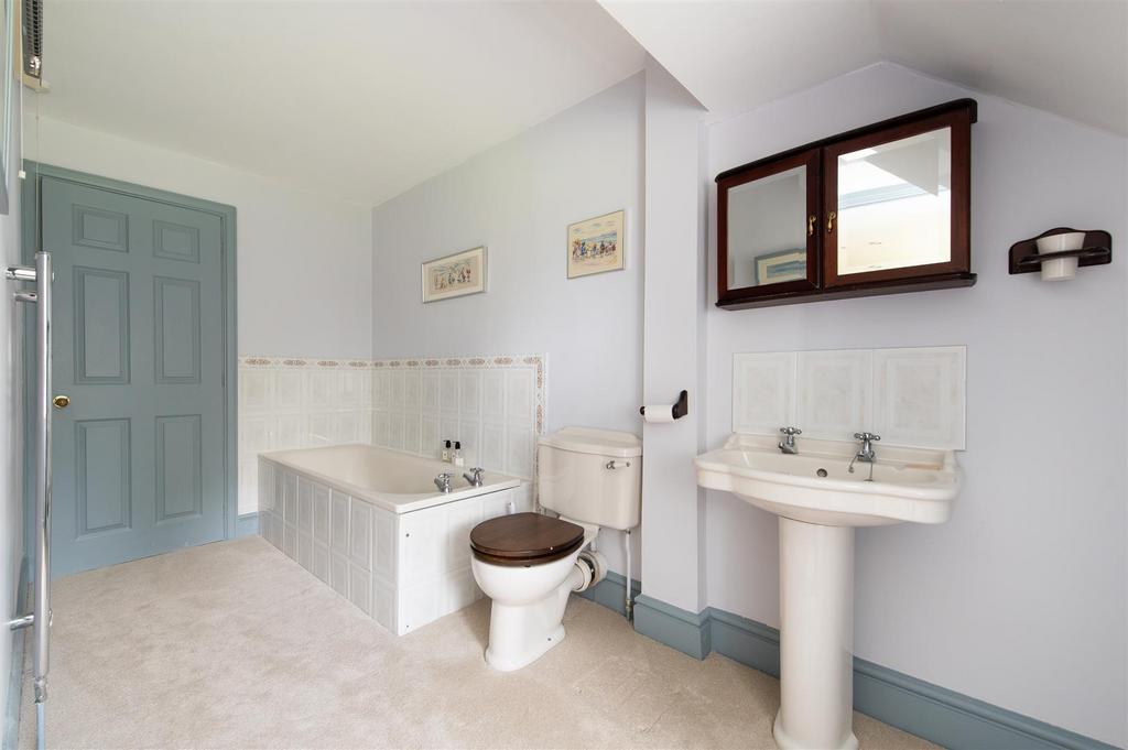 Jack-and-Jill En-Suite Bathroom