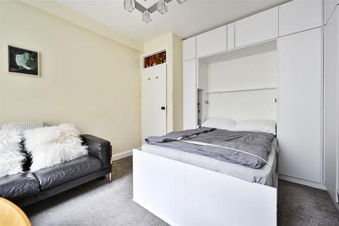 Studio for sale, 6-9 Charterhouse Square, London EC1M