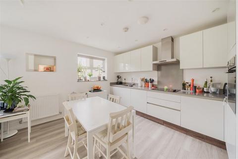 2 bedroom apartment for sale, Queenswood Crescent, Englefield Green TW20