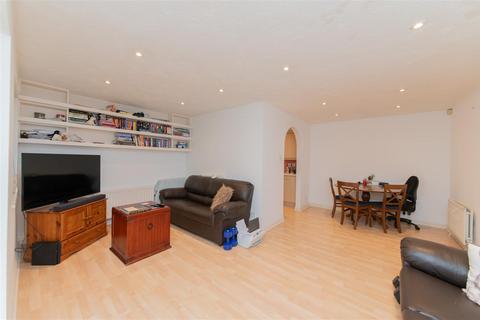 2 bedroom flat for sale, Lincoln Court, Rickard Close, Hendon, London