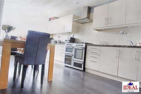 172 The Crescent, Woodlands, Doncaster, DN6 7RG