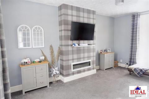 172 The Crescent, Woodlands, Doncaster, DN6 7RG