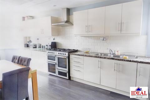 172 The Crescent, Woodlands, Doncaster, DN6 7RG