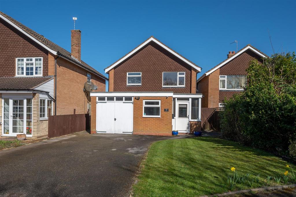 Crabmill Close, Solihull B93 4 bed house £1,995 pcm (£460 pw)